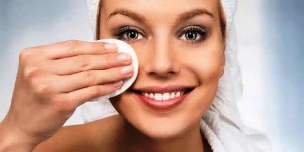 Guys, Ini 4 Alasan Mengapa Harus Membersihkan Make Up Sebelum Tidur
