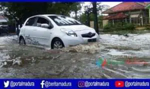 Hujan Deras, Sejumlah Ruas Jalan Pamekasan Tergenang Air