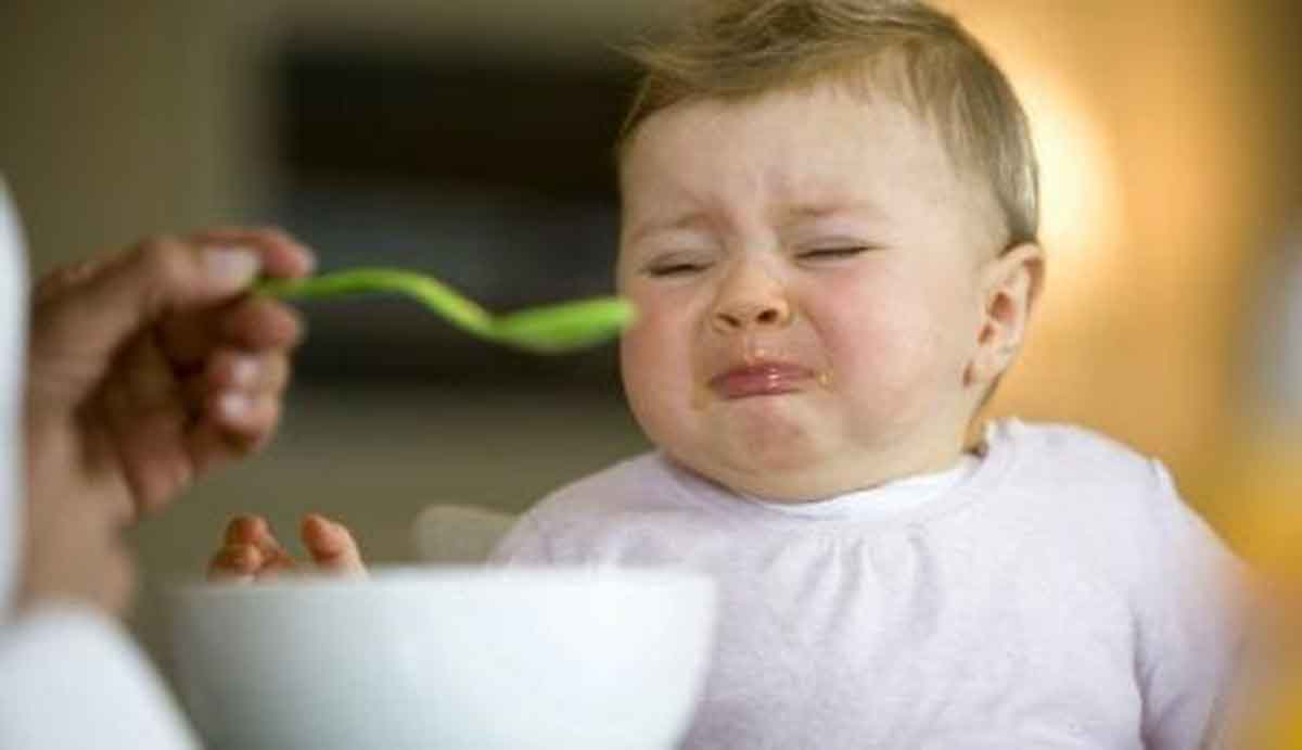 Kenapa Anak Sering Nangis Saat Diberi Makan Ini Alasannya