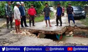 VIDEO-Jembatan di Jalan Poros Kecamatan Pulau Kangean Putus Diterjang Banjir