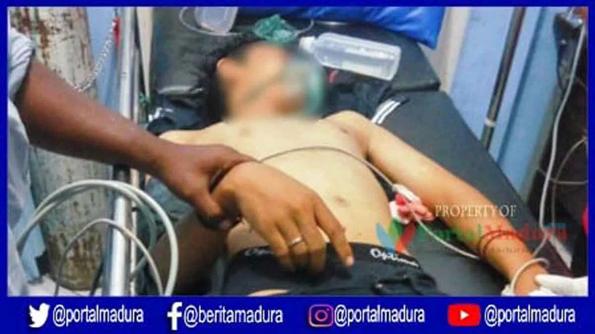 Bermaksud Tutupi Jalan Berlubang, Malah Pemuda Sampang Dihantam Bus