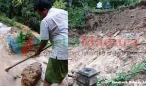 Tebing Setinggi 25 Meter Longsor, Batu Nisan Hanyut ke Sungai Gadu Barat Sumenep