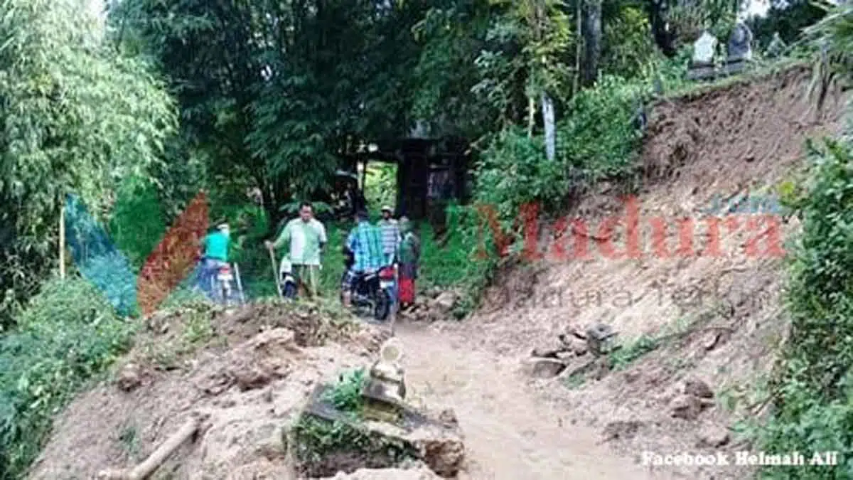Tebing Setinggi 25 Meter Longsor, Batu Nisan Hanyut Ke Sungai Gadu Barat Sumenep - Portalmadura.com Lokasi longsor Dusun Mandala Barat, Desa Gadu Barat, Kecamatan Ganding, Sumenep (Foto. Facebook Helmah Ali)