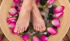 Mau Punggung Kaki Anda Terlihat Cerah? Ini 3 Rahasianya