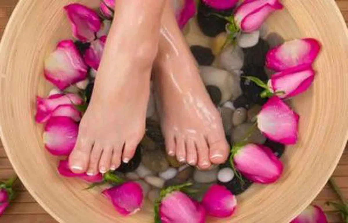 Mau Punggung Kaki Anda Terlihat Cerah? Ini 3 Rahasianya