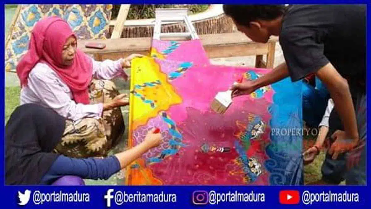 Chandra Kirana, Guru Biologi Yang Kini Menekuni Dunia Batik Tulis Pamekasan