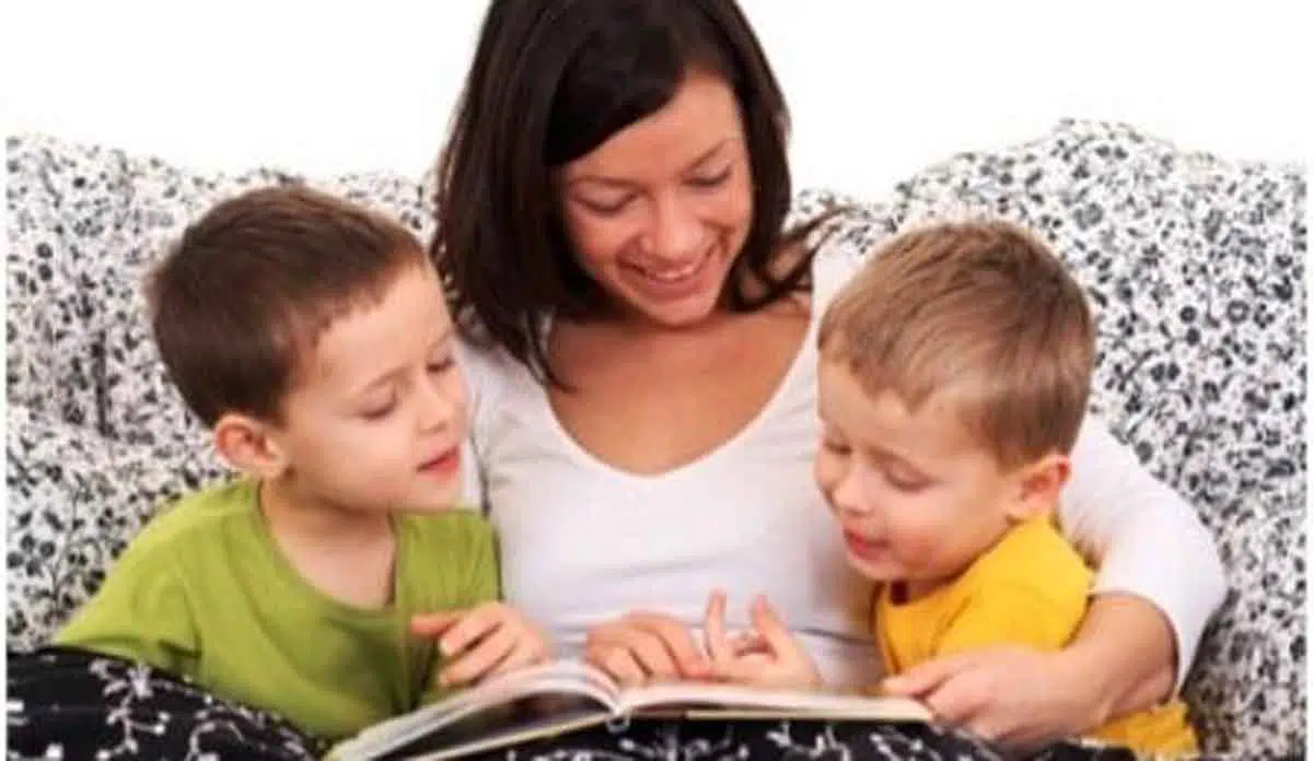 Moms, Begini Efek Buruk Maksa Si Kecil Belajar Baca Terlalu Dini