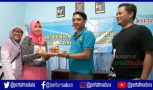 Potong Kue Warnai Peringatan Hari Pers Nasional 2019 di Kantor PWI Sumenep