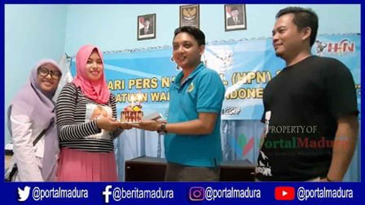 Potong Kue Warnai Peringatan Hari Pers Nasional 2019 di Kantor PWI Sumenep