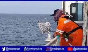 Seharian Basarnas Sisir Perairan Sumenep, Lima Nelayan Hilang Belum Ditemukan
