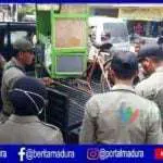 Satpol PP Bangkalan Tertibkan Paksa PKL Langgar Aturan