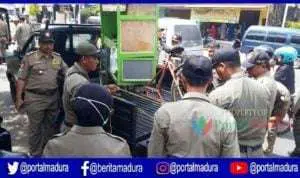 Satpol PP Bangkalan Tertibkan Paksa PKL Langgar Aturan