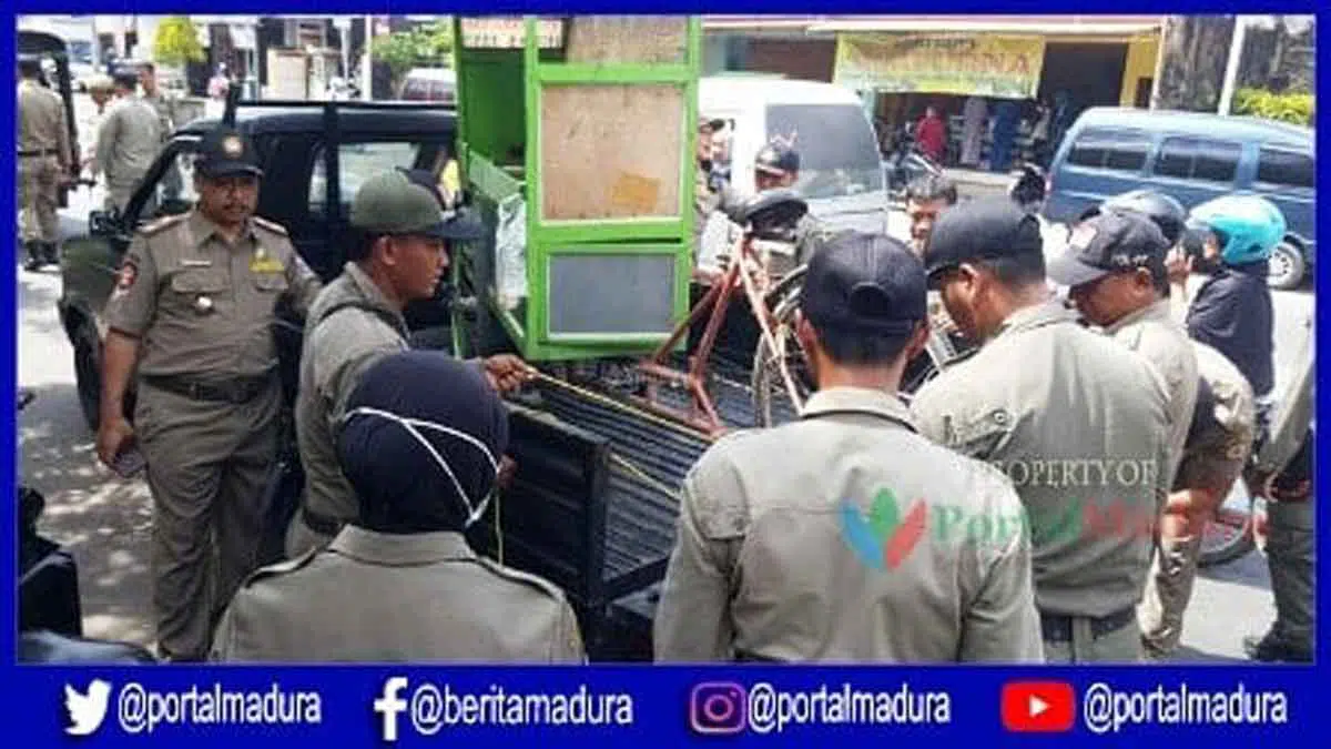 Satpol PP Bangkalan Tertibkan Paksa PKL Langgar Aturan