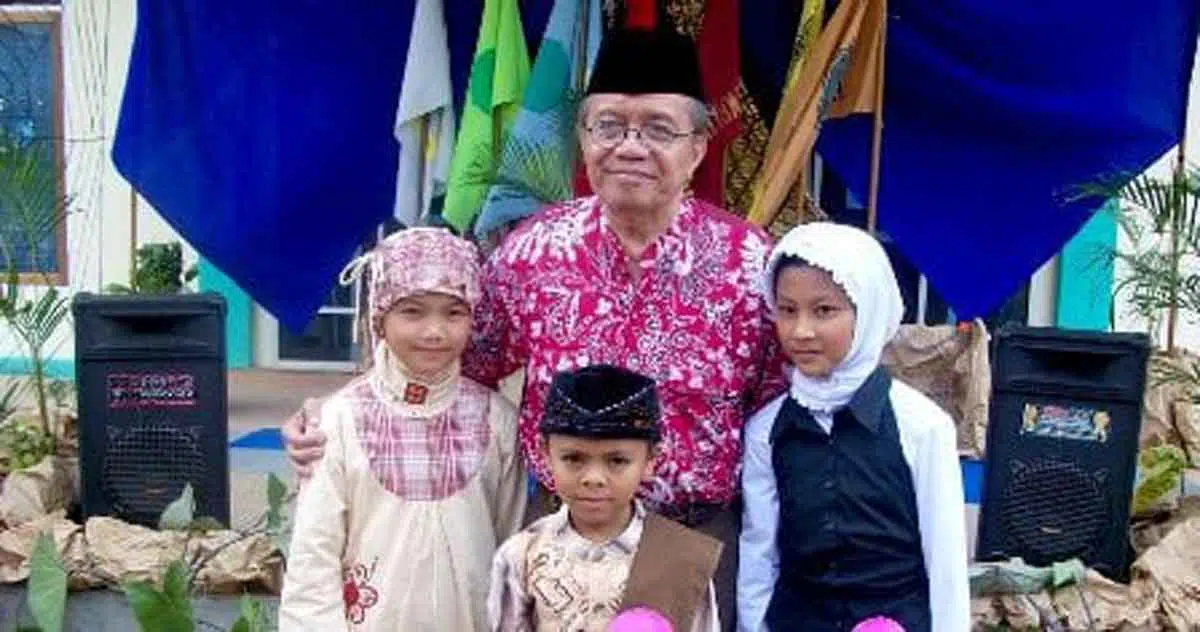 Duet Bersama Sang Anak, Doktor Penciptaan Seni Teater Terbitkan Buku Puisi ‘Rembulan dan Matahari’