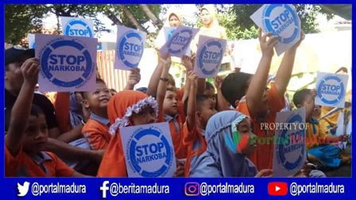 Aksi Tolak Narkoba! Paud Hi Elfath Sumenep Bagikan Bunga Mawar Hidup - Portalmadura.com Aksi tolak narkoba, anak-anak PAUD HI Elfath Sumenep, Jumat (15/2/2019). (Foto. Hartono)