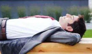 Tingkatkan Fokus dan Produktifitasmu dengan Istirahat Tidur Siang Selama 10 Menit