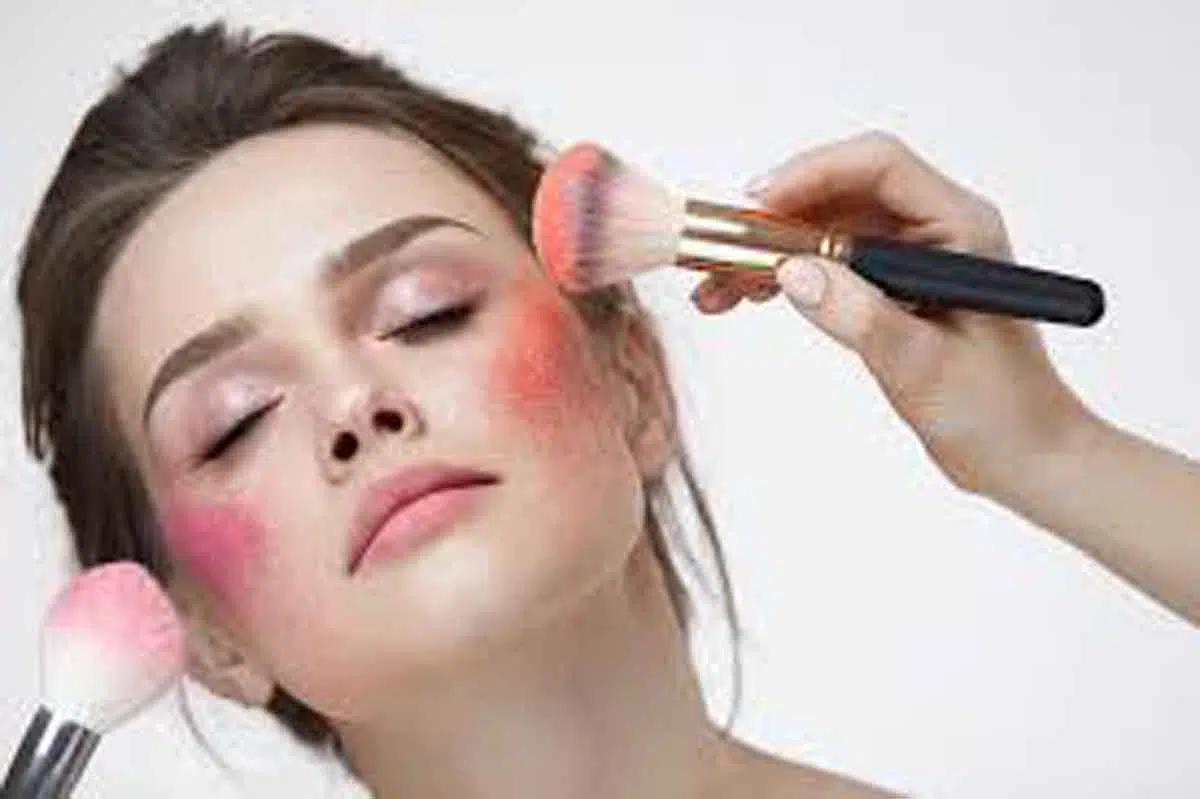 Ini Alasan Kenapa Memakai Blush On Penting Bagi Wanita!