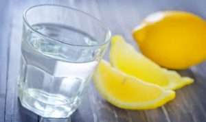 Turunkan Berat Badan dengan Konsumsi Air Lemon Setiap Hari