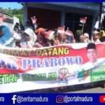 Prabowo ke Pamekasan, Emak-emak Bentangkan Banner Jokowi
