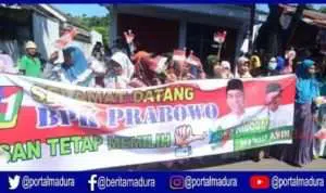 Prabowo ke Pamekasan, Emak-emak Bentangkan Banner Jokowi
