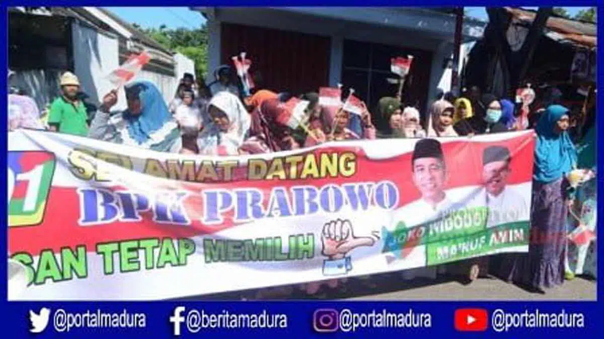 Prabowo ke Pamekasan, Emak-emak Bentangkan Banner Jokowi