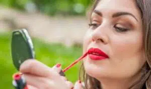 Kenali, 2 Alasan Wanita Sering Memakai Lipstik Merah