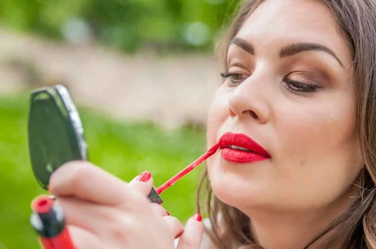 Kenali, 2 Alasan Wanita Sering Memakai Lipstik Merah