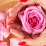 Ladies, Ini 5 Manfaat Air Mawar Bagi Kecantikan Anda!