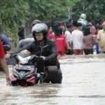 6 Cara Nyalakan Motor Mogok Akibat Terendam Banjir