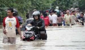 6 Cara Nyalakan Motor Mogok Akibat Terendam Banjir
