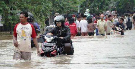 6 Cara Nyalakan Motor Mogok Akibat Terendam Banjir