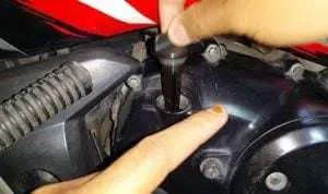 6 Cara yang Benar Cek Oli Motor