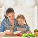 6 Manfaat Menakjubkan Ajak Anak Masak Bersama dan Berkreasi di Dapur