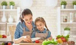6 Manfaat Menakjubkan Ajak Anak Masak Bersama dan Berkreasi di Dapur