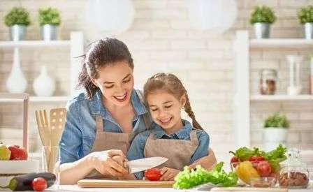 6 Manfaat Menakjubkan Ajak Anak Masak Bersama dan Berkreasi di Dapur