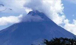 Awan panas meluncur 1,5 km dari Gunung Merapi