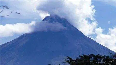Awan panas meluncur 1,5 km dari Gunung Merapi