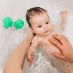 Begini 5 Cara Mandikan Bayi yang Benar agar Tak Menangis