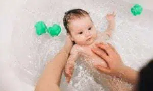 Begini 5 Cara Mandikan Bayi yang Benar agar Tak Menangis