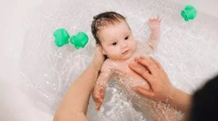 Begini 5 Cara Mandikan Bayi yang Benar agar Tak Menangis