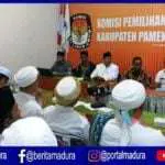 Belasan Ulama Pendukung Prabowo Duduki Kantor KPU Pamekasan