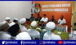 Belasan Ulama Pendukung Prabowo Duduki Kantor KPU Pamekasan