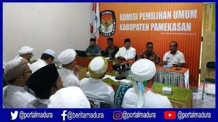 Belasan Ulama Pendukung Prabowo Duduki Kantor KPU Pamekasan