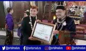 Bupati Pamekasan Dapat Gelar Penghargaan Kanjeng Raden Haryo Adi Ningrat