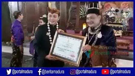 Bupati Pamekasan Dapat Gelar Penghargaan Kanjeng Raden Haryo Adi Ningrat
