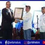 Dalam 100 Hari Kerja, Bupati dan Wabup Pamekasan Terima Penghargaan 2 Rekor MURI