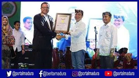 Dalam 100 Hari Kerja, Bupati dan Wabup Pamekasan Terima Penghargaan 2 Rekor MURI