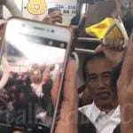 FOTO-Presiden Jokowi Bikin Heboh Penumpang Kereta Rel Listrik