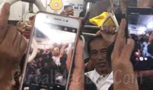 FOTO-Presiden Jokowi Bikin Heboh Penumpang Kereta Rel Listrik