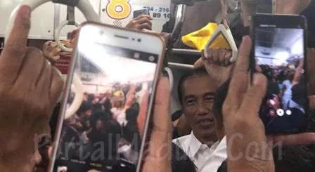 FOTO-Presiden Jokowi Bikin Heboh Penumpang Kereta Rel Listrik